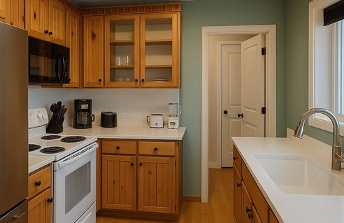 Retsil Cottage | Charming ocean view - hot tub - pet friendly