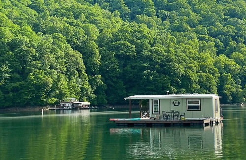 Fontana Dam Boat Rental | Charming off-grid Floating Cabin / Houseboat on Lake Fontana