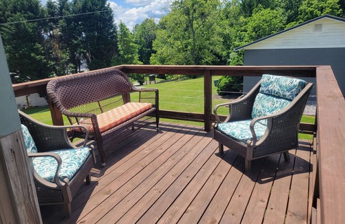 Flat Rock House | Charming one room cabin perfect for couples or small families.