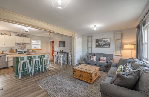 St. Charles House | Charming open 4bd and screen-in porch! Sleeps 10!