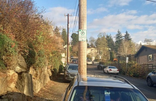 Columbia City Apartment | Charming pet friendly apartment close to cafes and park in delightful Seattle