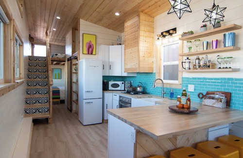 Anthem Cabin | Charming Phoenix Tiny Home-4 Beds, Full Kitchen, Wifi, AC, Grill, Pool & Hot Tub