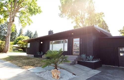 Monmouth House | Charming PNW Modern Oasis – Great Location, Spacious 3-Bedroom Comfort
