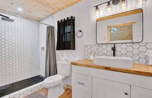 Canadensis Hotel | Charming Pocono Modern | Firepits | Pickleball!