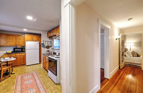 Top of the Hill Apartment | Charming private oasis downtown Newport