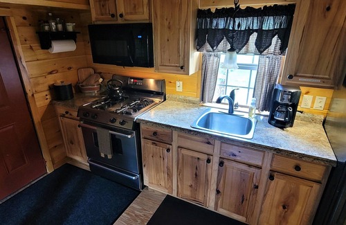 Confluence Cabin | Charming, quiet cabin with NEW private hot tub!