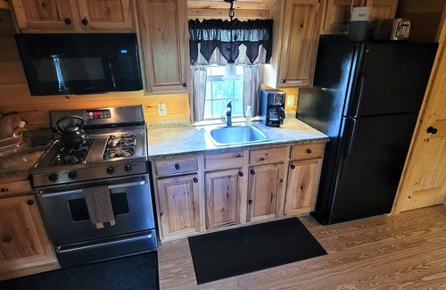 Confluence Cabin | Charming, quiet cabin with NEW private hot tub!