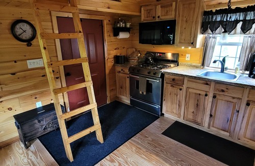 Confluence Cabin | Charming, quiet cabin with NEW private hot tub!