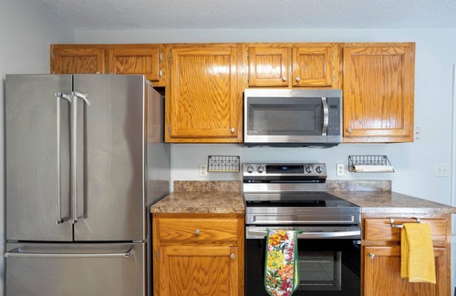 Stateburg House | Charming renovated 3-bedroom home in Dalzell with WiFi and fully furnished