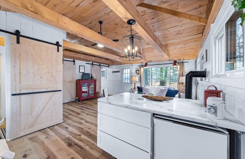 Lake Cabin | Charming Renovated Cabin with a Cottage vibe. Thus "The Cabbage"