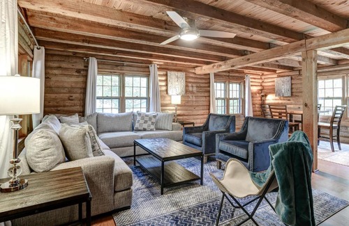 Royal Pines House | Charming Renovated Cabin with Fireplace