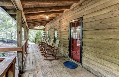 Royal Pines House | Charming Renovated Cabin with Fireplace