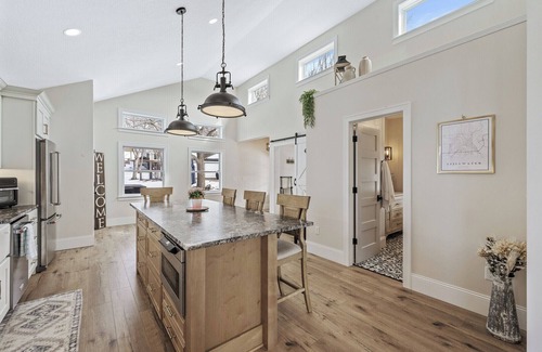 Stillwater House | CHARMING RETREAT! Over-looking Lake, Hot tub, WiFi, AC, Nearby Walking Trails