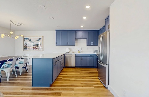 Chelan Condo | Charming Retreat W/Short Walk to Lake, Shared Pool/Hot Tub, & Large Balcony