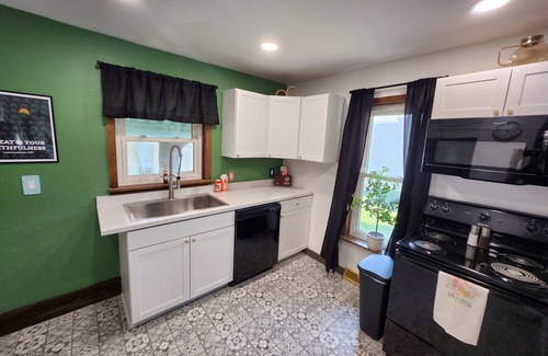 Le Mars House | Charming retro 3-bedroom retreat in Le Mars w/Game Room
