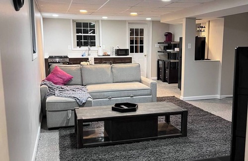 Coraopolis Apartment | Charming River Front 1-bedroom apartment in delightful Coraopolis with AC, WiFi