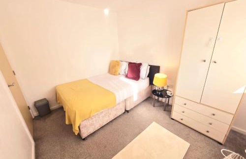 Oldham House | Charming Room, shared house