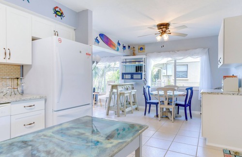 Gulf Gate Estates House | Charming Sarasota Home w/Deck, 3 Mi to Beaches!