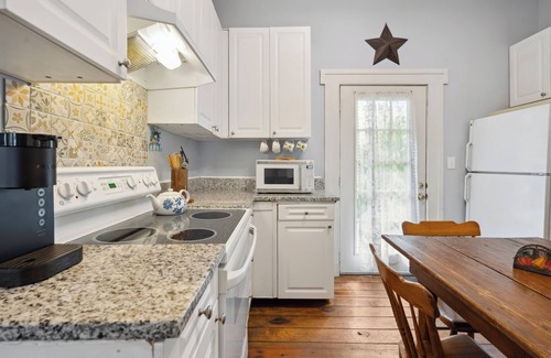 Historic Downtown Savannah Apartment | Charming Savannah Duplex | Courtyard + Parking