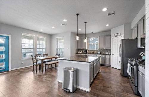 El Lago House | Charming Seabrook Retreat, Close to the Bay
