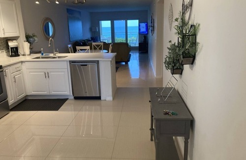 Jensen Beach Condo | Charming Short-Term 3-7 months 2-bedroom condo in marvelous Jensen Beach.