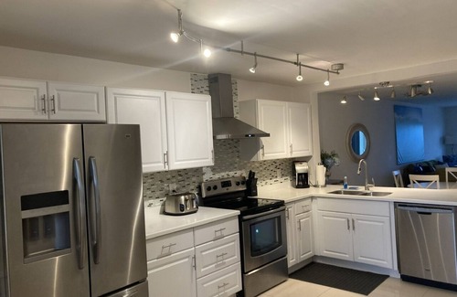 Jensen Beach Condo | Charming Short-Term 3-7 months 2-bedroom condo in marvelous Jensen Beach.