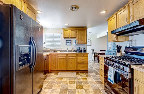 Oak Harbor House | Charming, single-level home with gas fireplace, patio, washer/dryer, & fast WiFi