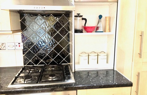 Tower Hill Apartment | Charming spacious 2 bed apartment