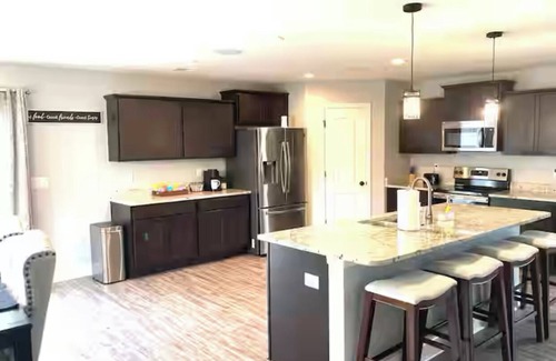 Huntcliff House | Charming Spacious 4-Bedroom Home, Fenced Backyard In Quiet Columbia Neighborhood