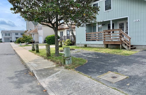 Heron Harbour Isle House | Charming & Spacious Beach Cottage. Walk to Beach!
