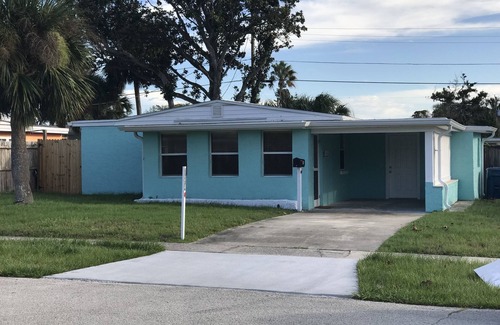 Ormond Beach House | Charming Starfish Cottage! Walk to the beach and the river!