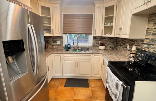 East Windsor House | Charming Stay in Windsor Comfort Meets Convenience