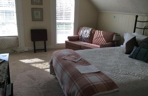 Golden Apartment | Charming Studio Apartment in the Heart of Golden