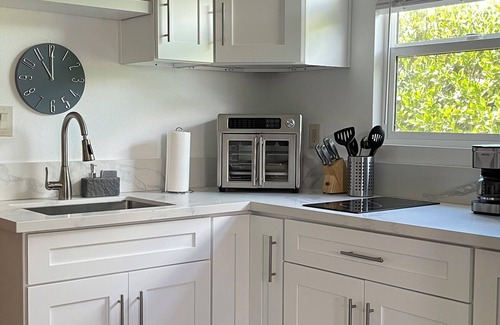 Tierrasanta Cottage | Charming studio casita with a HUGE private backyard, AC, walk-in closet