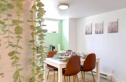 Monkland Village Apartment | Charming Studio facing Park NDG ♥ WiFi+Kitchenette
