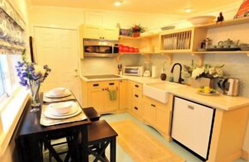 Old Town Apartment | Charming Studio in Historic Key West, 5-Min Bike Ride to Beach & Bikes Included!