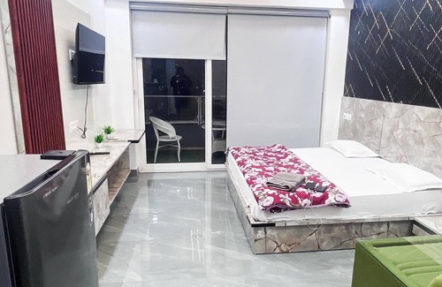 Greater Noida Bed & Breakfast | Charming Studio in Prime Location: Comfort, Convenience, and Memorable Stays.
