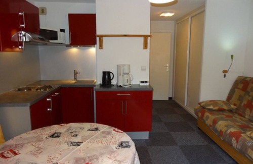 Les Bruyeres Apartment | Charming Studio with Cabin, 4 People, Ski-In/Ski-Out, South-West Balcony, Les Menuires