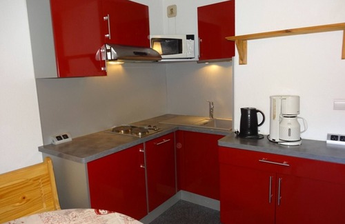 Les Bruyeres Apartment | Charming Studio with Cabin, 4 People, Ski-In/Ski-Out, South-West Balcony, Les Menuires