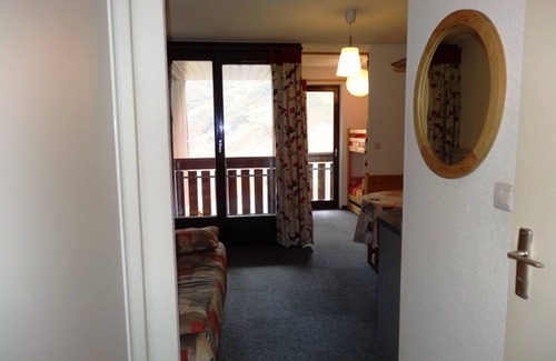 Les Bruyeres Apartment | Charming Studio with Cabin, 4 People, Ski-In/Ski-Out, South-West Balcony, Les Menuires