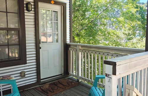 Canton Apartment | Charming Studio with a View on The Mountain