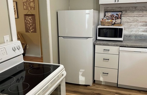 Winfield House | Charming & Stylish 2-bedroom house with free WiFi in Winfield