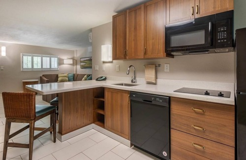 Jekyll Island Hotel | Charming Suite Steps from Beach – Perfect for Families | Parking, Onsite Pool