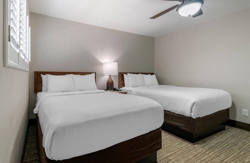 Jekyll Island Hotel | Charming Suite Steps from Beach – Perfect for Families | Parking, Onsite Pool