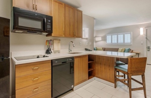 Jekyll Island Hotel | Charming Suite Steps from Beach – Perfect for Families | Parking, Onsite Pool