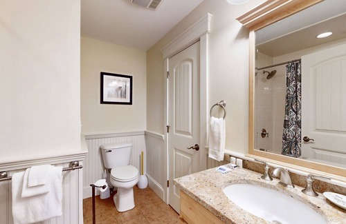 Edgecomb Apartment | Charming Suite with Scenic Balcony Views and Cozy Comforts