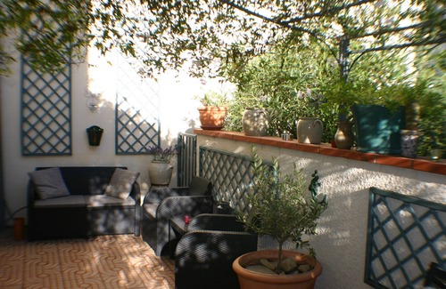 Ceret House | Charming sunny house in central Ceret with mountain views and outside space
