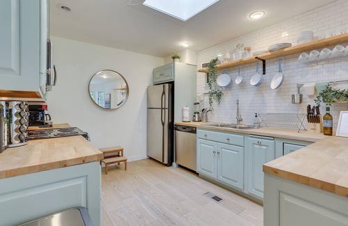 Swan Lake House | Charming Swan Lake Apartment w/Deck!