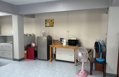 Din Daeng House | Charming 1-bedroom with WiFi and AC in lovely Krung Thep Maha Nakhon