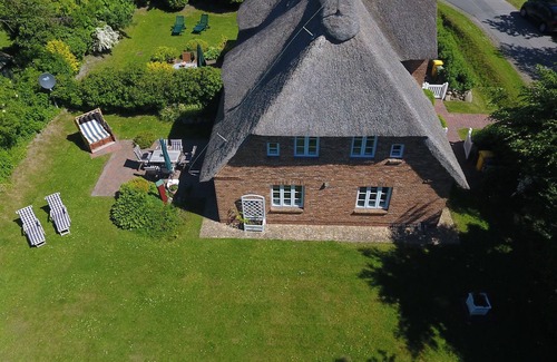 Suderende House | Charming thatched house with large garden in the village center of Süderende
